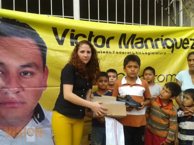 Continúa Diputado Víctor Manríquez entregando zapato escolar a niños de escasos recursos.