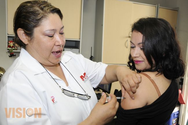 Aplican vacunas contra la influenza a personal del Sistema DIF Michoacán. 
