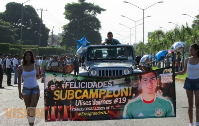 Ulises Jaimes Huerta, Subcampeón Mundial Sub-17, participa en el Desfile de la Revolución Mexicana.