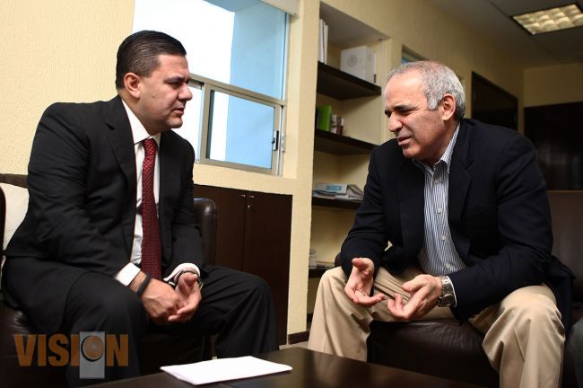 Visita Gary Kasparov, leyenda del ajedrez, a Jesús Mena en la CONADE. 