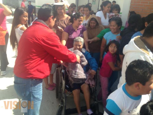 Continúa Ernesto Núñez con entrega de cobijas y ropa en colonias morelianas