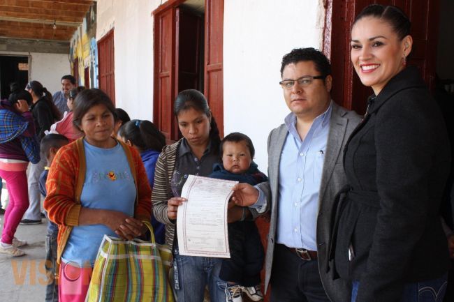 Niños indígenas de comunidades de Pátzcuaro obtienen su identidad.