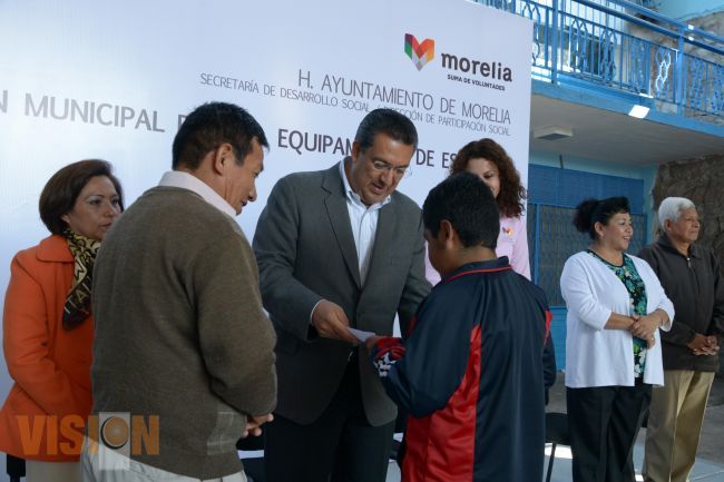 Entrega WLM mobiliario a cuatro escuelas morelianas.