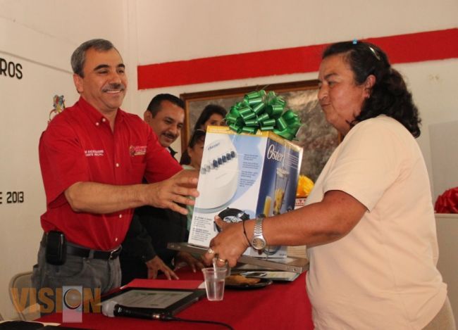 Premian a contribuyentes cumplidos del predial en Uruapan