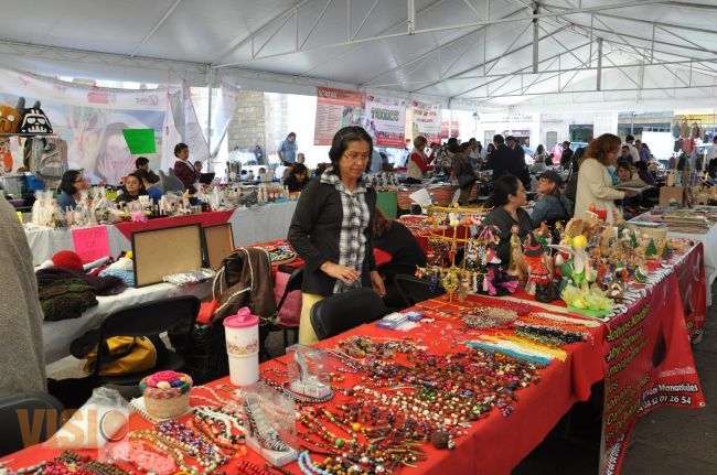 Morelianas emprendedoras exponen sus trabajos.