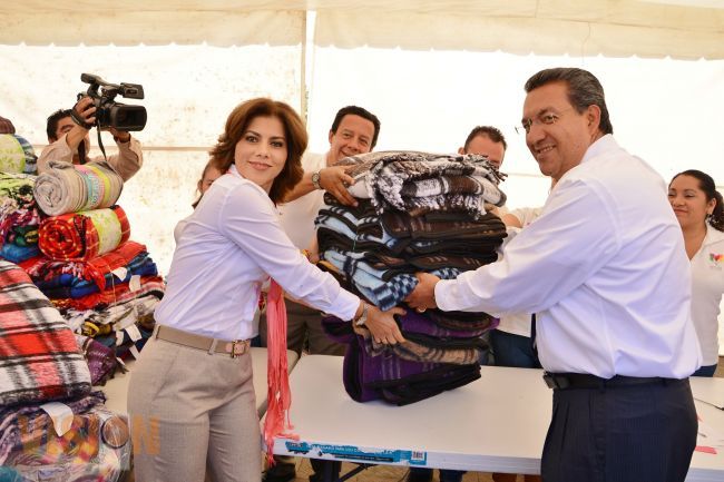 Inicia el acopio de la campaña ‘dale calor a una familia, donando una cobija’.