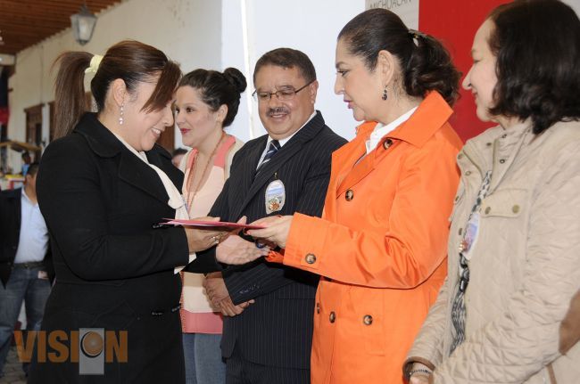 Patricia Mora entrega insumos para centros de terapia de medicina tradicional alternativa.