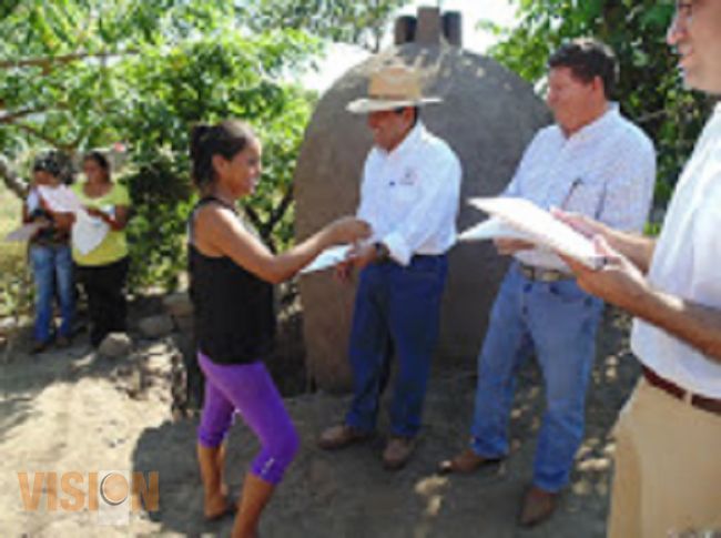 CASART entrega apoyos para artesanos De la costa michoacana