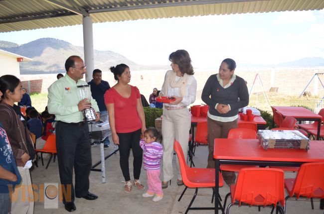 Maggy Oribio entrega reequipamiento a espacios de alimentación, encuentro y desarrollo. 