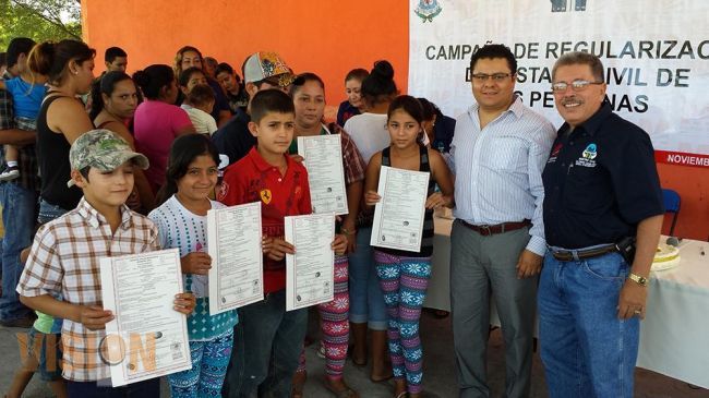 Habitantes de Apatzingán obtienen su identidad civil.