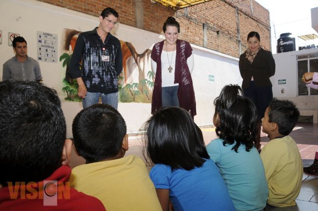 Nelly Sastré visitó a los pequeños de casa cuna.