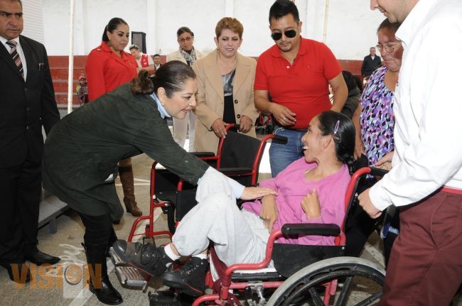 DIF Estatal entrega mil 356 sillas de ruedas a los 113 Municipios de Michoacán.