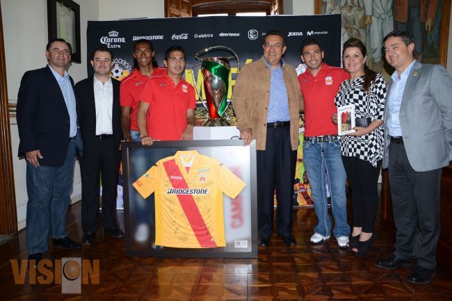 WLM recibe a jugadores y directivos de Monarcas Morelia.