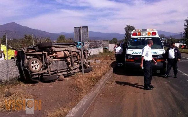 Pareja lesionada, tras maromear camioneta