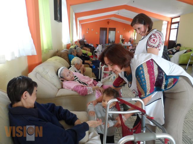 Más de media tonelada de víveres se entregó en los hogares para niños y ancianos por la Cruz Roja