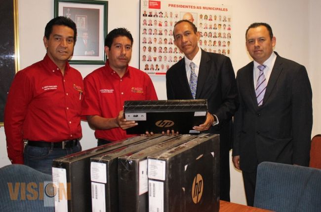 Donan computadoras portátiles a la administración municipal de Uruapan