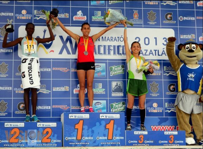 Benjamin Kiplimo y Karina Pérez ganan el Maratón Pacífico 2013.