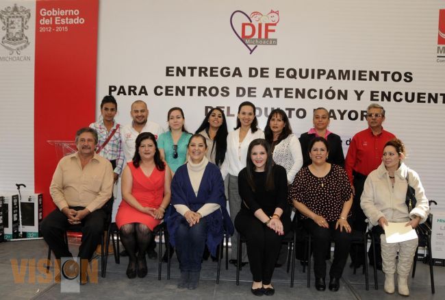 Patricia Mora entrega apoyos para centros de atención y encuentro del adulto mayor.