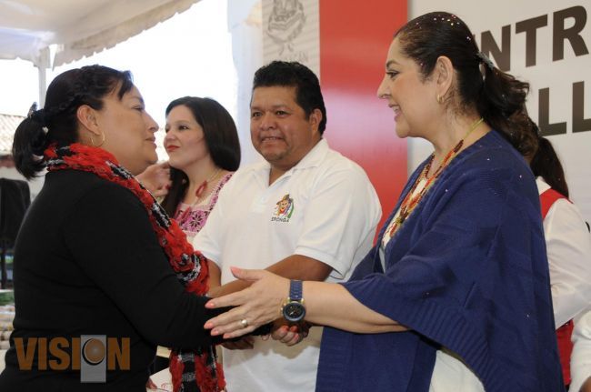 Patricia Mora de Vallejo entrega apoyos para talleres artesanales en Erongarícuaro.