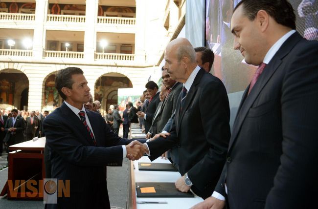 Firma Fausto Vallejo convenio para la implementación de la reforma educativa en Michoacán. 