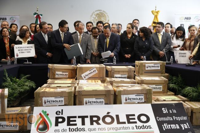 Entrega Silvano Aureoles más de cinco mil firmas michoacanas para consulta de la Reforma Energética