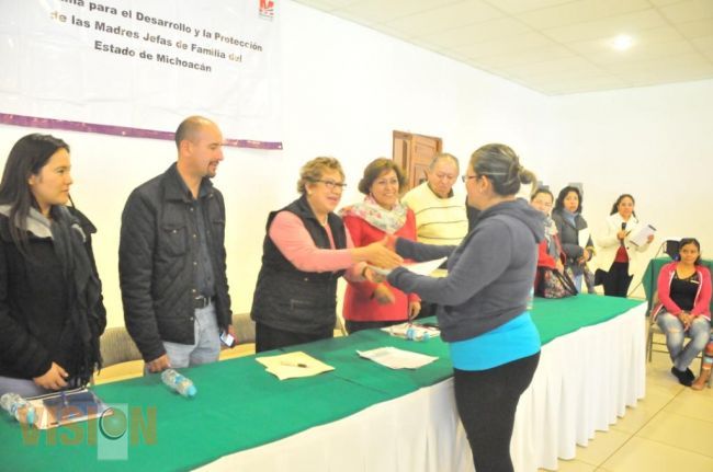 Entrega Semujer apoyos para jefas de familia