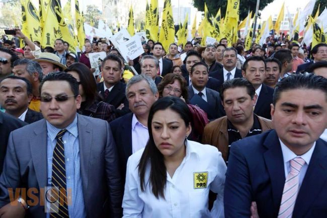 Uruapan entrega más de veinte mil firmas para la defensa del petróleo: Diputado Víctor Manríquez