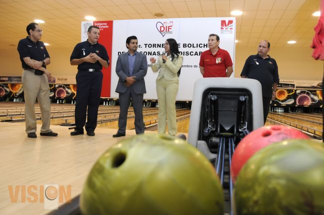 DIF Michoacán realizó primer torneo de boliche con participación de personas con discapacidad. 