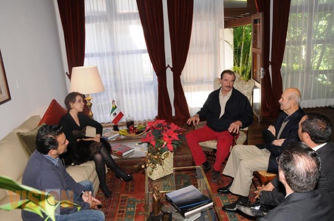 Recibe Fausto Vallejo visita de cortesía de Vicente Fox y Martha Sahagún