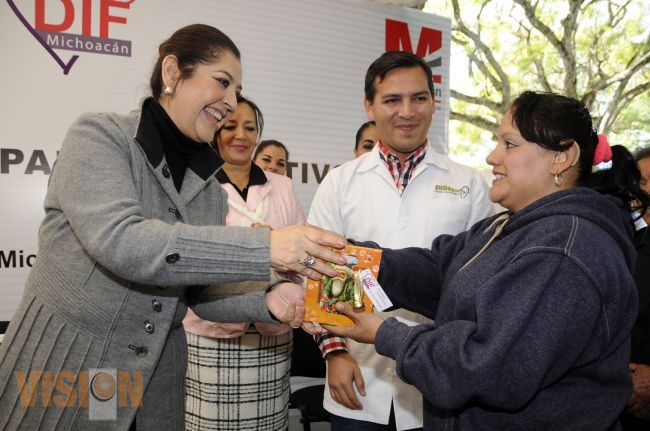 Patricia Mora efectúa entrega de aparatos auditivos.