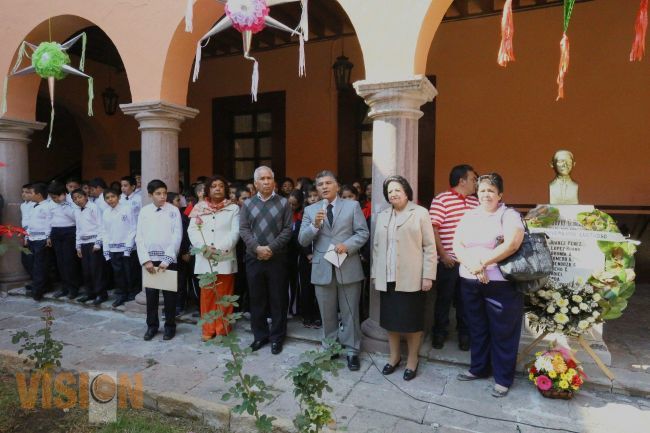 Sierra arias reconoce compromiso con la educación de directora de escuela primaria David Berlanga.