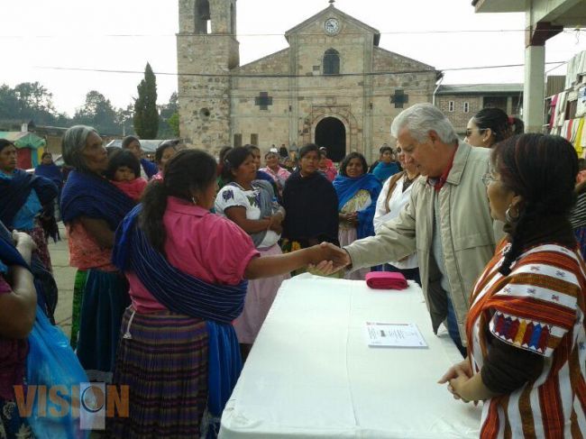 Artesanas de Turícuaro muestran el talento con sus manos 