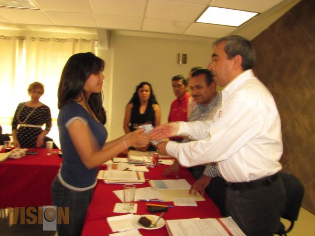Entregan estímulos económicos a ganadores del mérito deportivo 2013 
