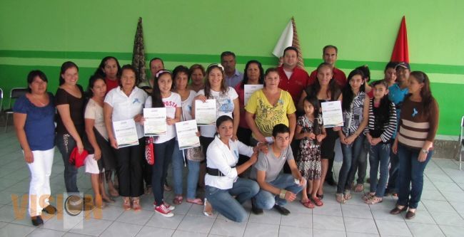 Entregan reconocimientos a micro empresarios que asistieron al taller para elaborar calzado