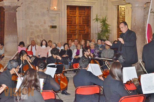 Ofrecen concierto a personas de primera.