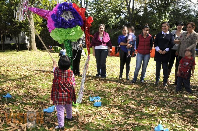 Patricia Mora de Vallejo convive con niños de la casa cuna.