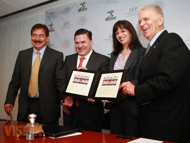 Presentan estampilla postal conmemorativa por el 25 aniversario de la CONADE. 