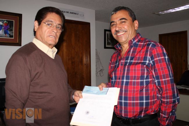 Recibe Aldo Macías recursos para instalar estufas ahorradoras