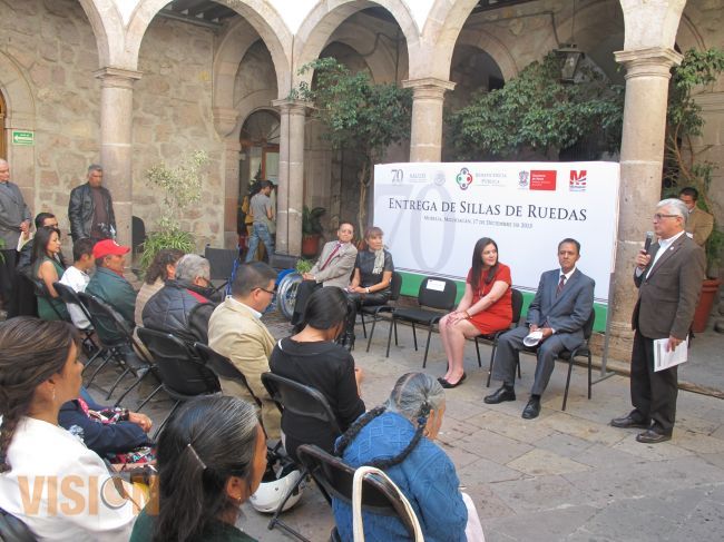 SSM entrega 100 sillas de ruedas a personas de escasos recursos.