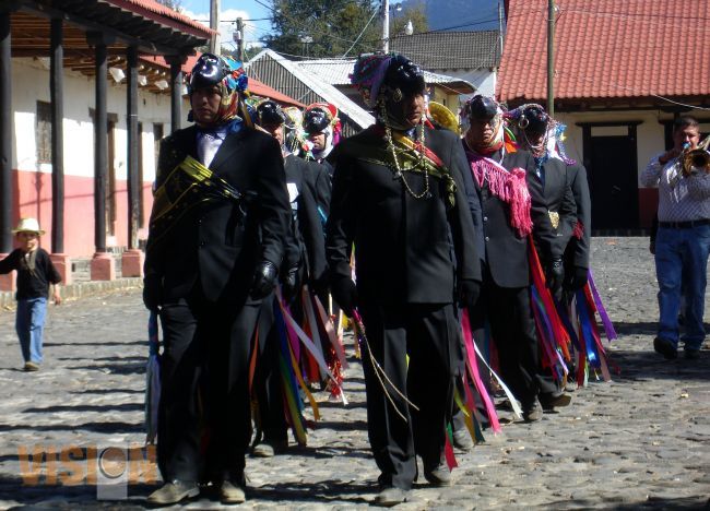 Con danzas y rezos, esperan la navidad en la Meseta Purhépecha