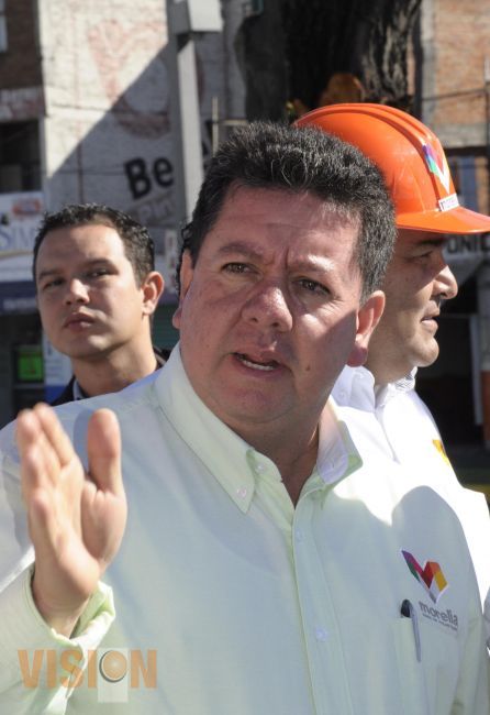 Otorga ayuntamiento permisos temporales a oferentes de productos navideños.