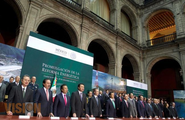 Asiste Fausto Vallejo a la ceremonia de promulgación de reforma energética en Palacio Nacional.