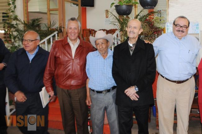 Se reúne Fausto Vallejo con el enlace del Gobierno Federal con Michoacán.
