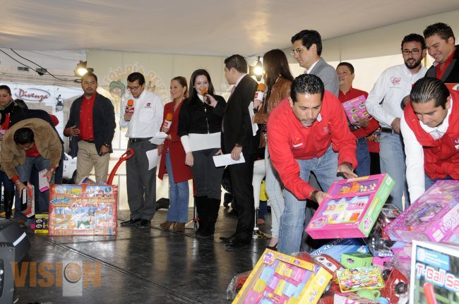 Nelly Sastré entregó donativo al Maratón de Reyes 2014.