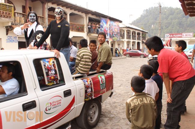 Con caravanas de luchadores gobierno municipal promueve eventos de día de reyes.