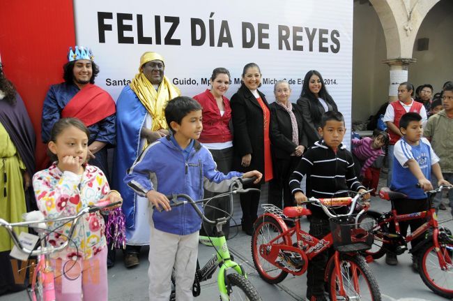 Patricia Mora de Vallejo entrega juguetes a niños con motivo del Día de Reyes.