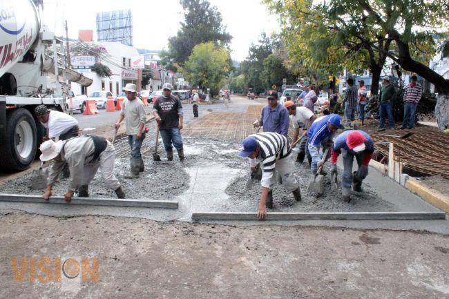 Inició la colocación de concreto hidráulico en Avenida Camelinas.