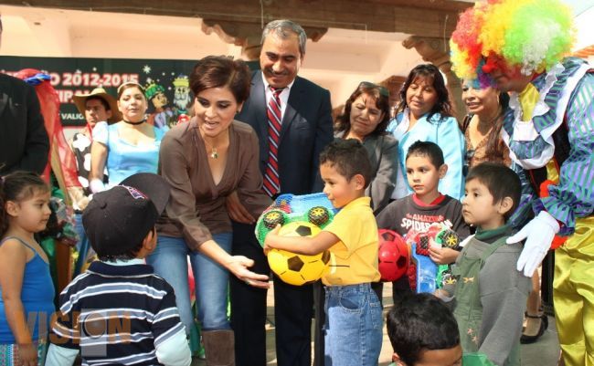 Aldo Macías y Ana Luisa Cervantes entregaron juguetes a la niñez el día de reyes