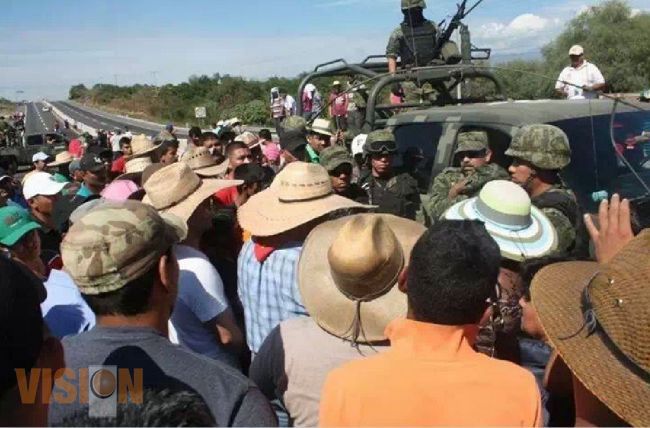 Alcaldesa de Parácuaro marcha para pedir apoyo para ingresar a la cabecera municipal. 