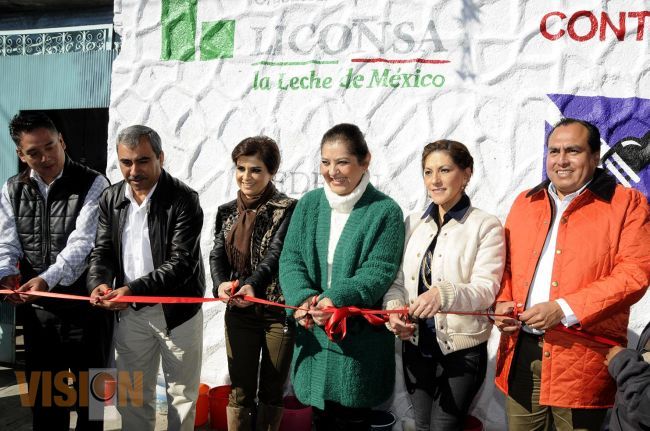 Patricia Mora de Vallejo inaugura lechería en Uruapan.